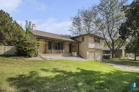 Exterior - 912 Jennifer St, Madison, SD 57042 photo 2 of 5