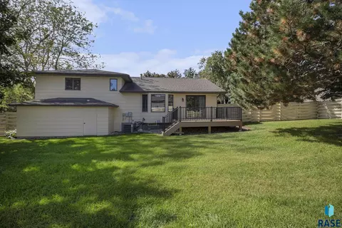 Exterior - 912 Jennifer St, Madison, SD 57042 photo 3 of 5