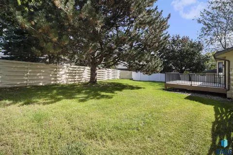 Exterior - 912 Jennifer St, Madison, SD 57042 photo 4 of 5