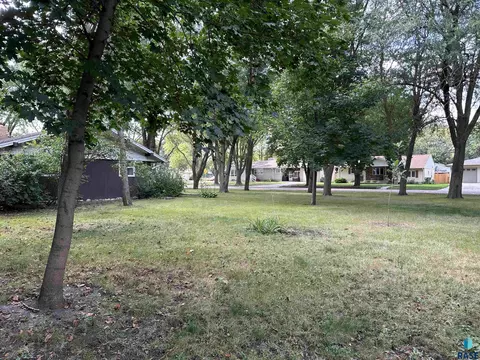 824 S Walnut St, Freeman, SD 57029 photo 9