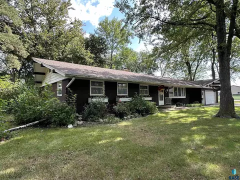 824 S Walnut St, Freeman, SD 57029 photo 3