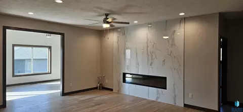 2419 E Joshua Cir, Sioux Falls, SD 57108 photo 2