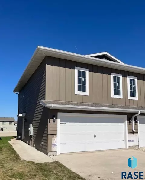 9532 W Tunis Dr, Sioux Falls, SD 57106