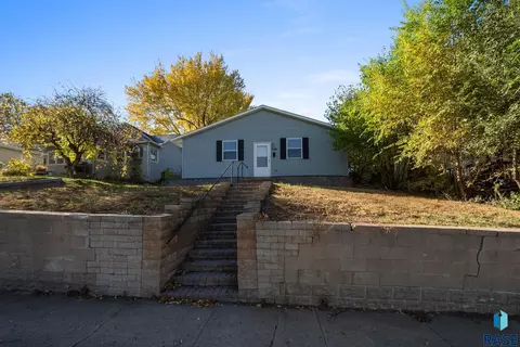 1125 N Spring Ave, Sioux Falls, SD 57104 photo 2