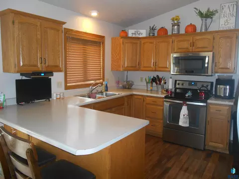 313 E 8th St, Crooks, SD 57020 photo 7