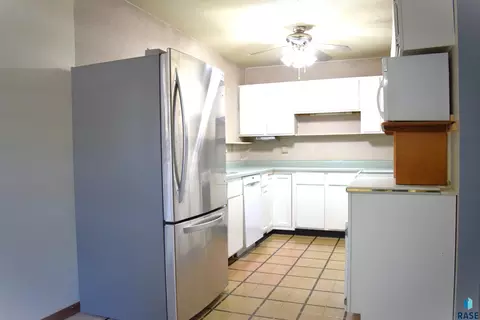 403 W 11th St, Canton, SD 57013 photo 4