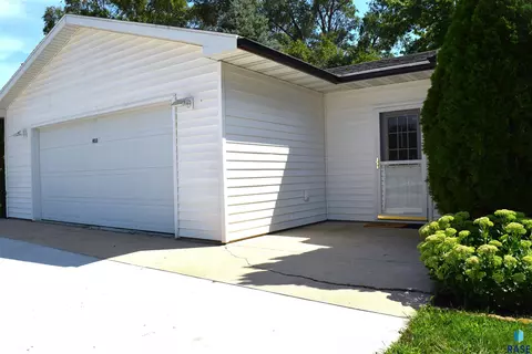 403 W 11th St, Canton, SD 57013 photo 2