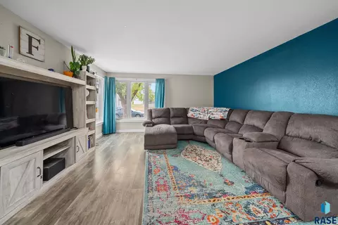 100 S Teton Dr, Brandon, SD 57005 photo 5