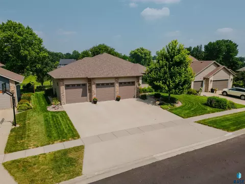 216 E Tabor Ct, Brandon, SD 57005 photo 3