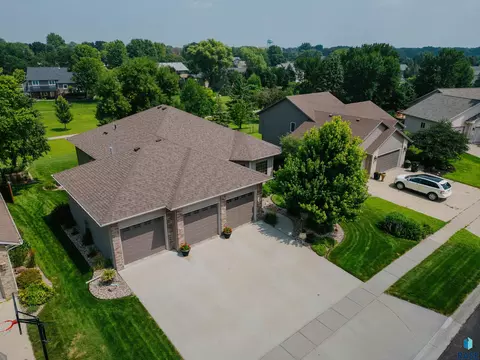 216 E Tabor Ct, Brandon, SD 57005 photo 2