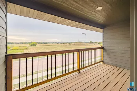 Exterior - 404 N Sioux Blvd, Brandon, SD 57005 photo 2 of 2