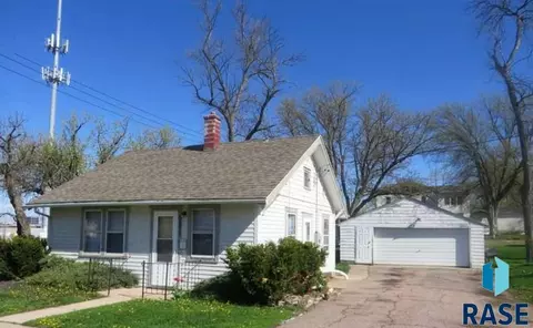 1002 E 17th St, Sioux Falls, SD 57104 photo 1
