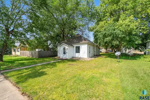 355 E 2nd St, Parker, SD 57053 photo 3