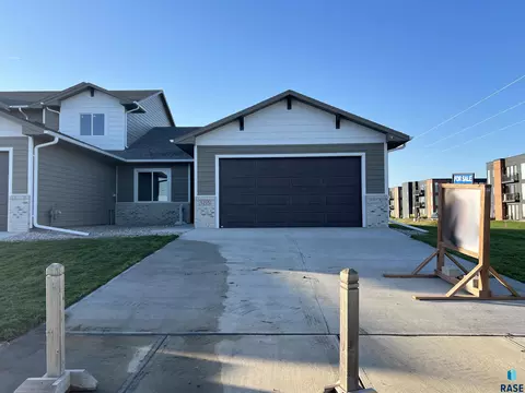 5215 E 67th St, Sioux Falls, SD 57108