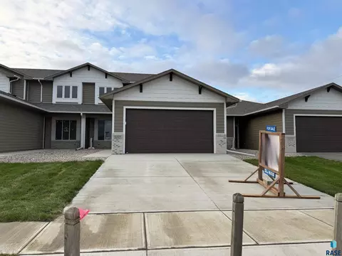 5217 E 67th St, Sioux Falls, SD 57108