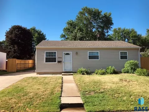 3016 E 20th St, Sioux Falls, SD 57103 photo 1
