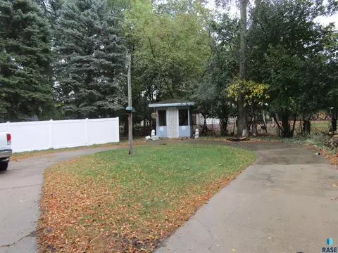 2832 E Granny Smith Pl, Sioux Falls, SD 57103 photo 2