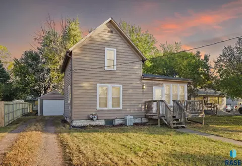 612 W 1st Ave, Lennox, SD 57039