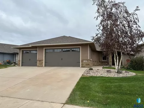 700 E Shadow Creek Ln, Sioux Falls, SD 57108