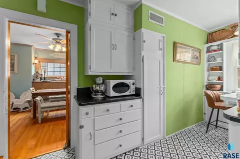 Kitchen - 300 E Stearns Ave, Chamberlain, SD 57325 photo 1 of 4