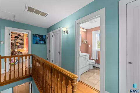 Entry Way - 300 E Stearns Ave, Chamberlain, SD 57325 photo 2 of 2