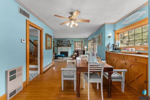 Dining - 300 E Stearns Ave, Chamberlain, SD 57325 photo 2 of 2