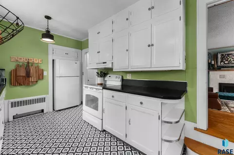 Kitchen - 300 E Stearns Ave, Chamberlain, SD 57325 photo 3 of 4