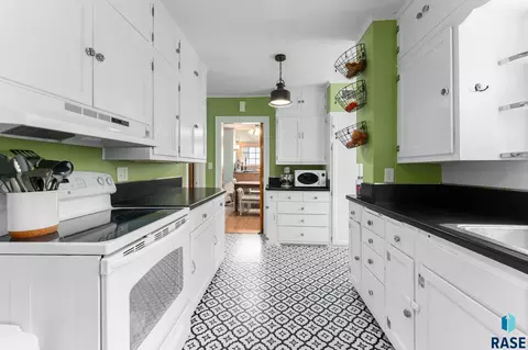 Kitchen - 300 E Stearns Ave, Chamberlain, SD 57325 photo 4 of 4
