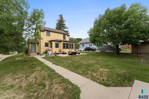 Exterior - 300 E Stearns Ave, Chamberlain, SD 57325 photo 2 of 4