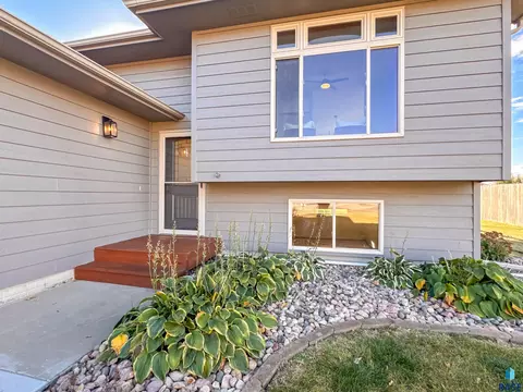 935 E Ryan Dr, Tea, SD 57064 photo 2