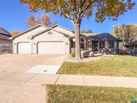 720 E 61st St, Sioux Falls, SD 57108