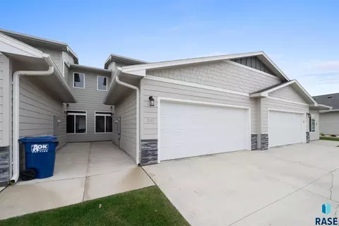 2413 E Copalis Pl, Sioux Falls, SD 57108 photo 1