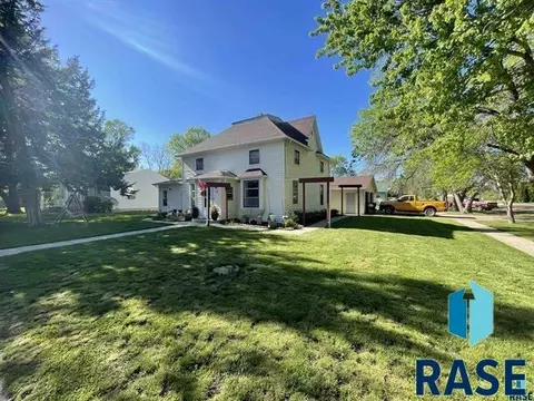 122 E 10th St, Gregory, SD 57533 photo 2