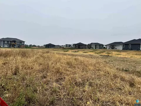 167 N Perry Ln, Harrisburg, SD 57032