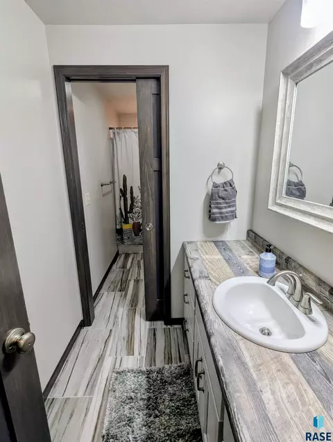 Bath - 3637 E Brewster St, Sioux Falls, SD 57108 photo 3 of 4