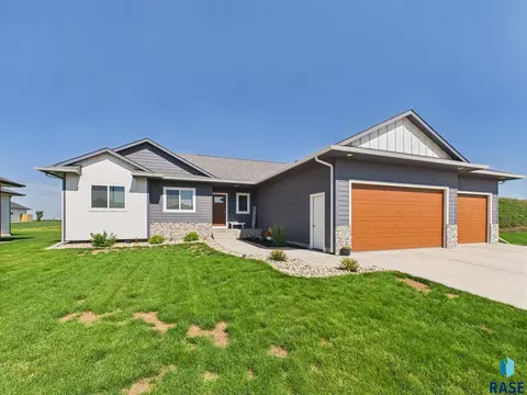 905 N Juniper St, Lennox, SD 57039