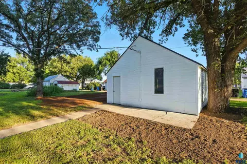 207 E 1st St, Parker, SD 57053 photo 25