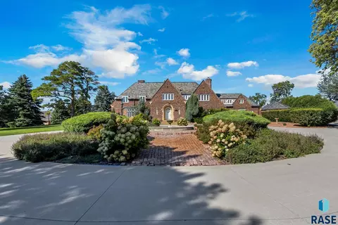 1 W Penmarch Pl, Sioux Falls, SD 57108