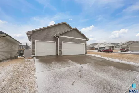 6749 W Viola Ct, Sioux Falls, SD 57107 photo 2