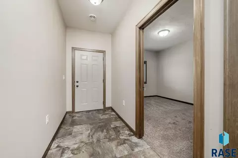 719 E 73rd St, Sioux Falls, SD 57108 photo 2