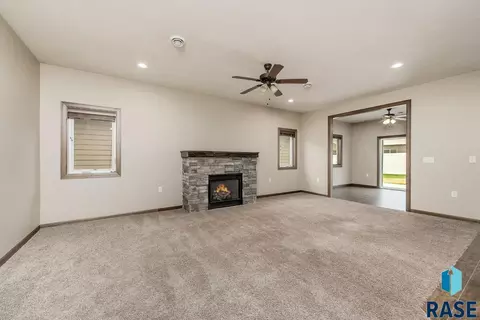 719 E 73rd St, Sioux Falls, SD 57108 photo 4