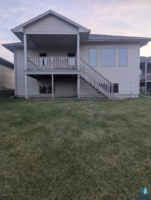 Exterior - 7504 W Flowerfields Pl, Sioux Falls, SD 57106 photo 2 of 2