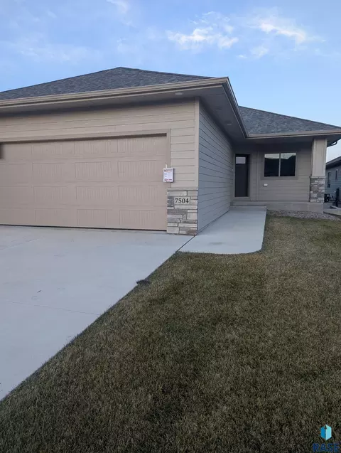 7504 W Flowerfields Pl, Sioux Falls, SD 57106