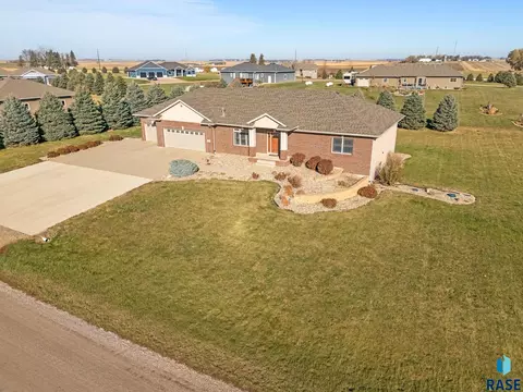 1698 Mustang Pass, Larchwood, IA 51241