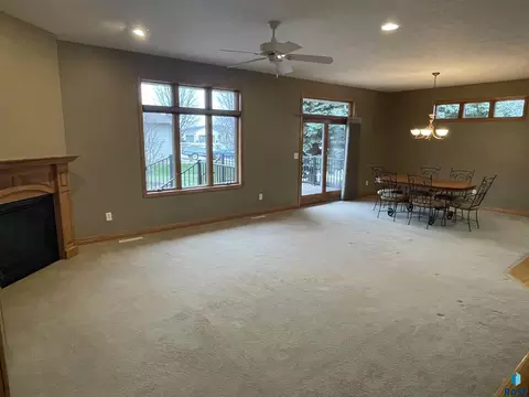 210 E Pinehurst Dr, Sioux Falls, SD 57108 photo 4