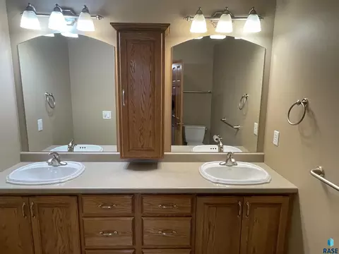 210 E Pinehurst Dr, Sioux Falls, SD 57108 photo 9