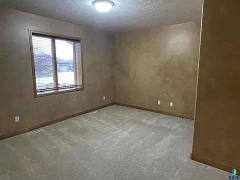 210 E Pinehurst Dr, Sioux Falls, SD 57108 photo 10