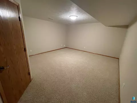 210 E Pinehurst Dr, Sioux Falls, SD 57108 photo 17