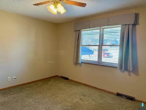 605 E 14th Ave, Mitchell, SD 57301 photo 17