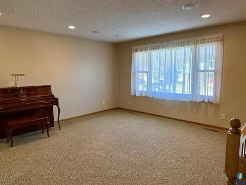 605 E 14th Ave, Mitchell, SD 57301 photo 8